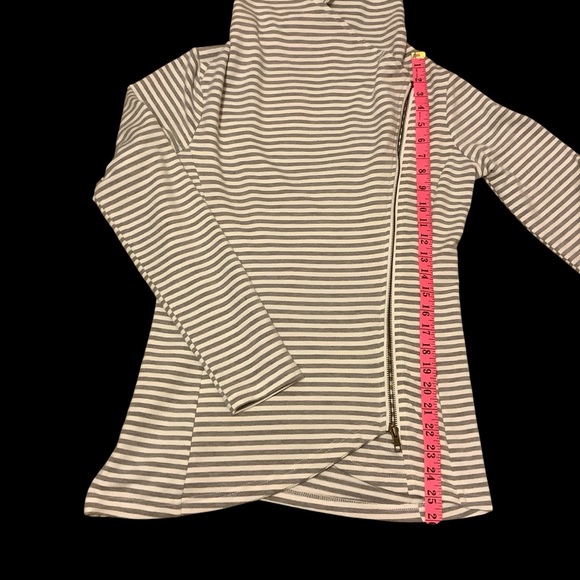 ANDREE BY UNIT GRAY & WHITE STRIPE COWL SIDE ZIP-UP SWEATER / Size S - Picture 9 of 11
